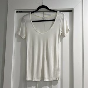 Babaton Classic Scoopneck Tshirt